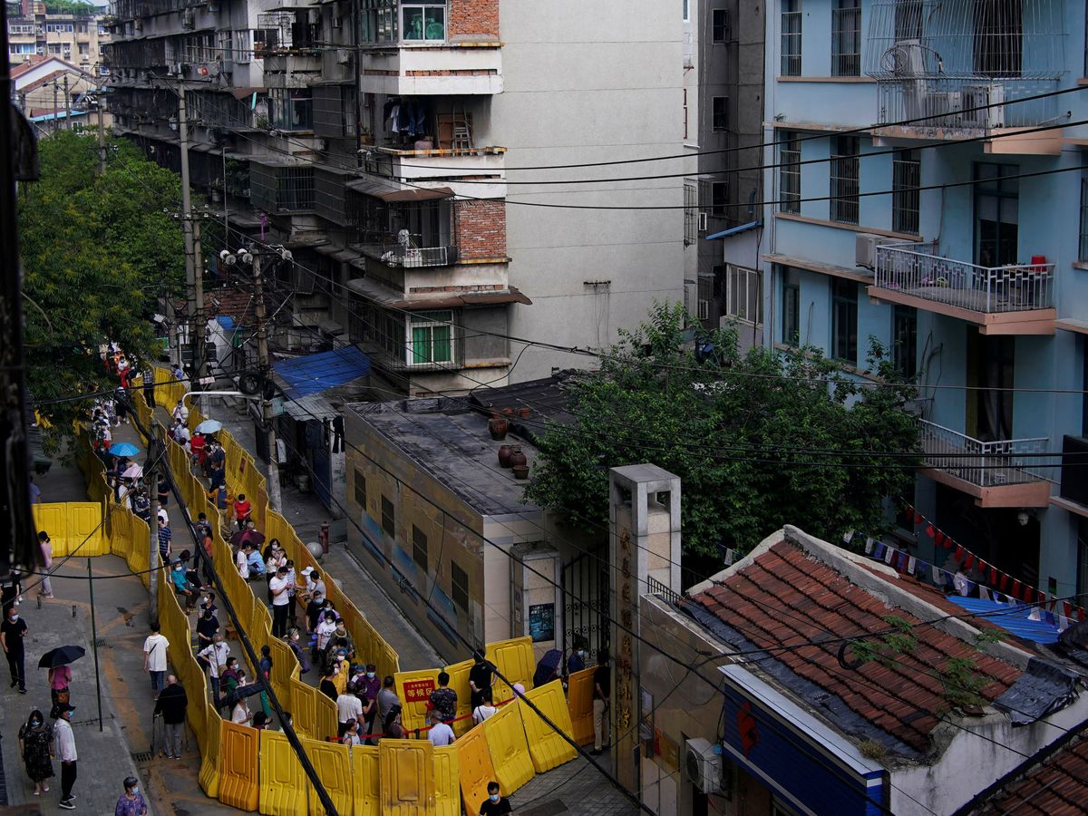 Foto: Residentes de Wuhan esperan su turno para hacerse un test por un posible nuevo brote. (Reuters)