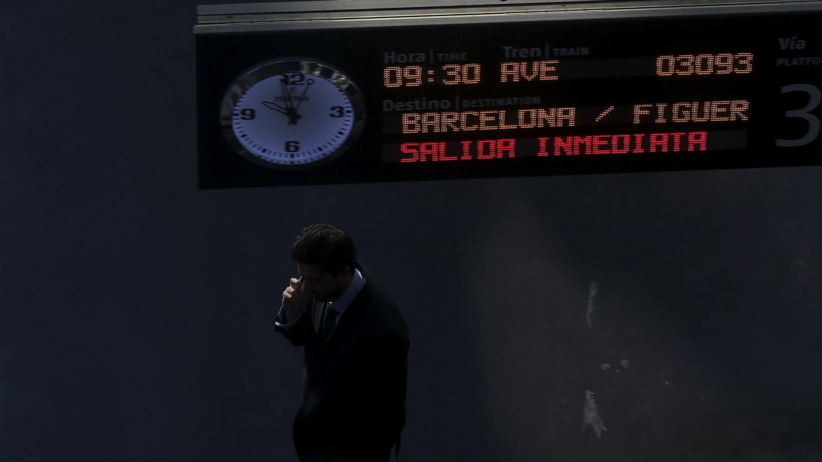Foto: Un hombre espera la llegada de uno de los trenes afectados. (Reuters)