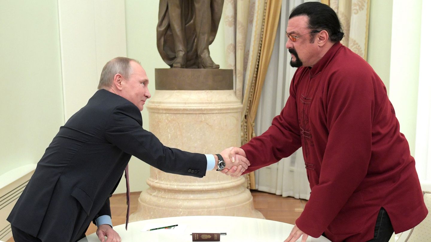 Putin y Seagal en el Kremlin en 2016. (EFE)     