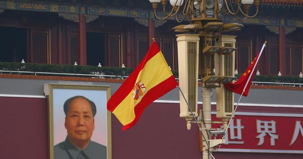 Foto: La bandera de España ondea en Beijing junto al expresidente Mao Zedong.