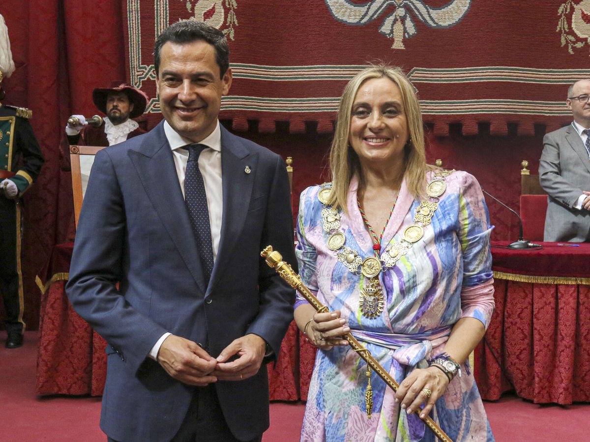 Foto: El presidente andaluz, Juanma Moreno, junto a la alcaldesa de Granada, la popular Marifrán Carazo. (EFE/Pepe Torres)