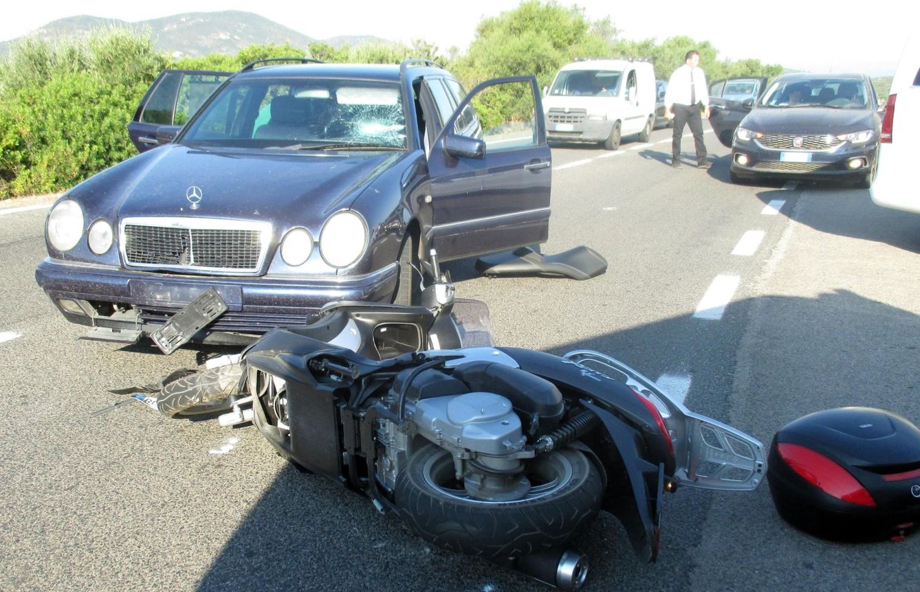 Estado en el que quedó la moto de George Clooney tras su accidente. (Reuters)