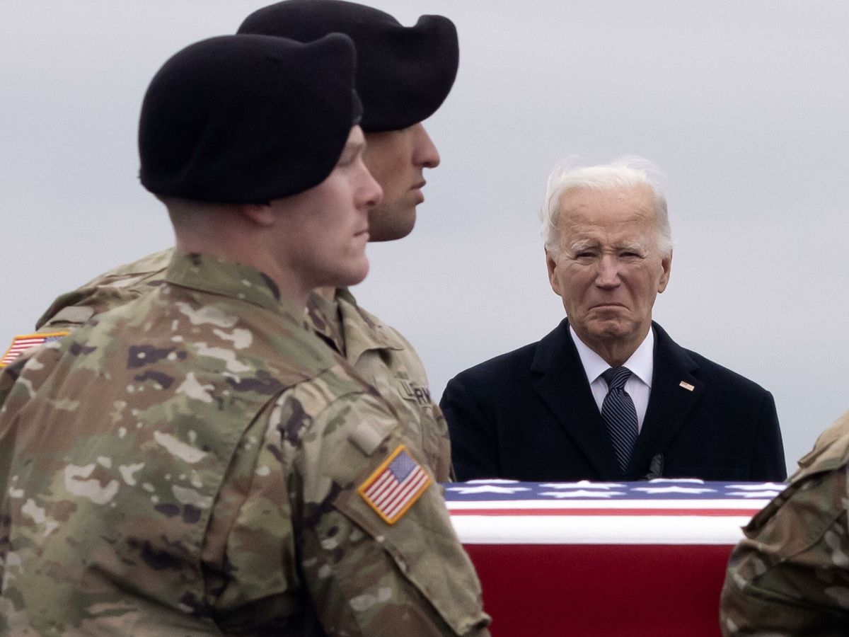 Foto: Joe Biden observa uno de los ataúdes de los soldados americanos muertos. (EFE/EPA/Michael Reynolds)