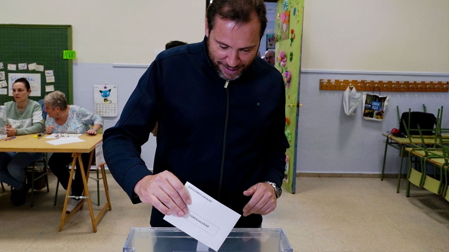 El candidato del PSOE a la Alcaldía de Valladolid, Óscar Puente, vota en un colegio electoral de Valladolid este domingo.(EFE/Nacho Gallego)