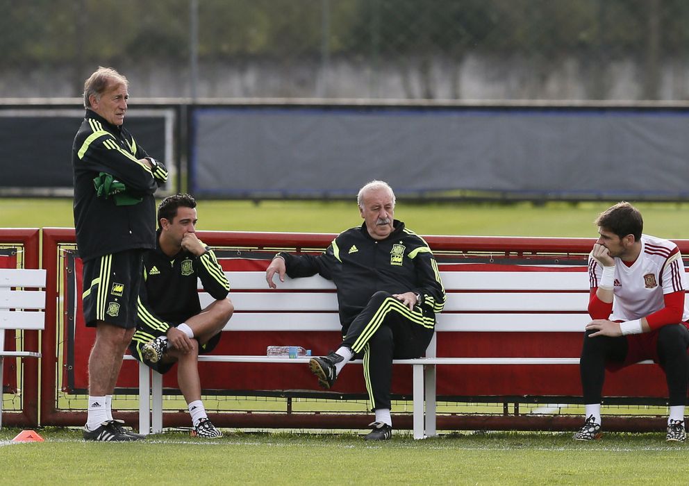 Foto: Xavi, Del Bosque y Casillas, durante un entrenamiento de la Roja (EFE)