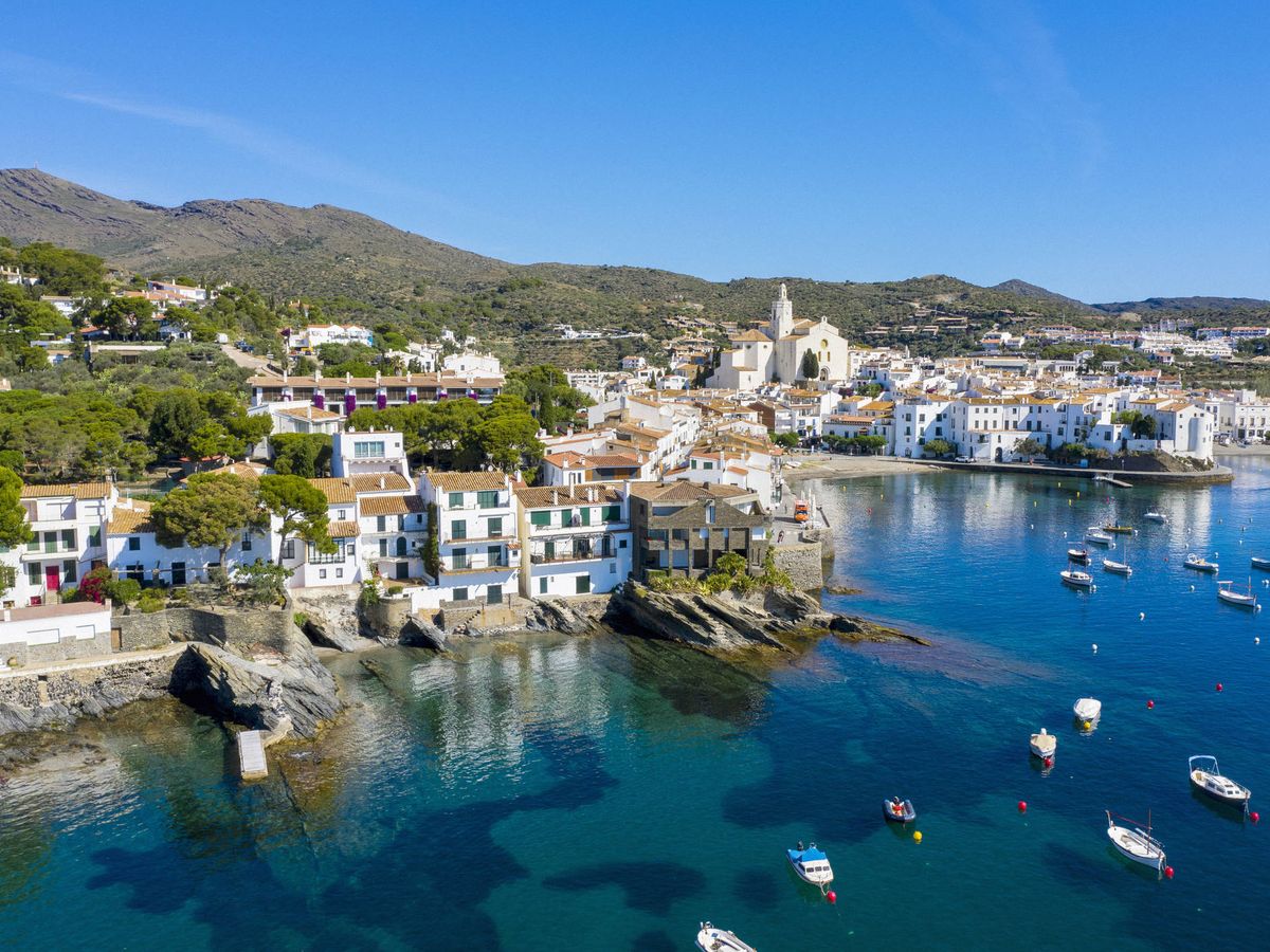 Foto: Cadaqués es uno de los destinos que los famosos eligen para sus vacaciones. (iStock)