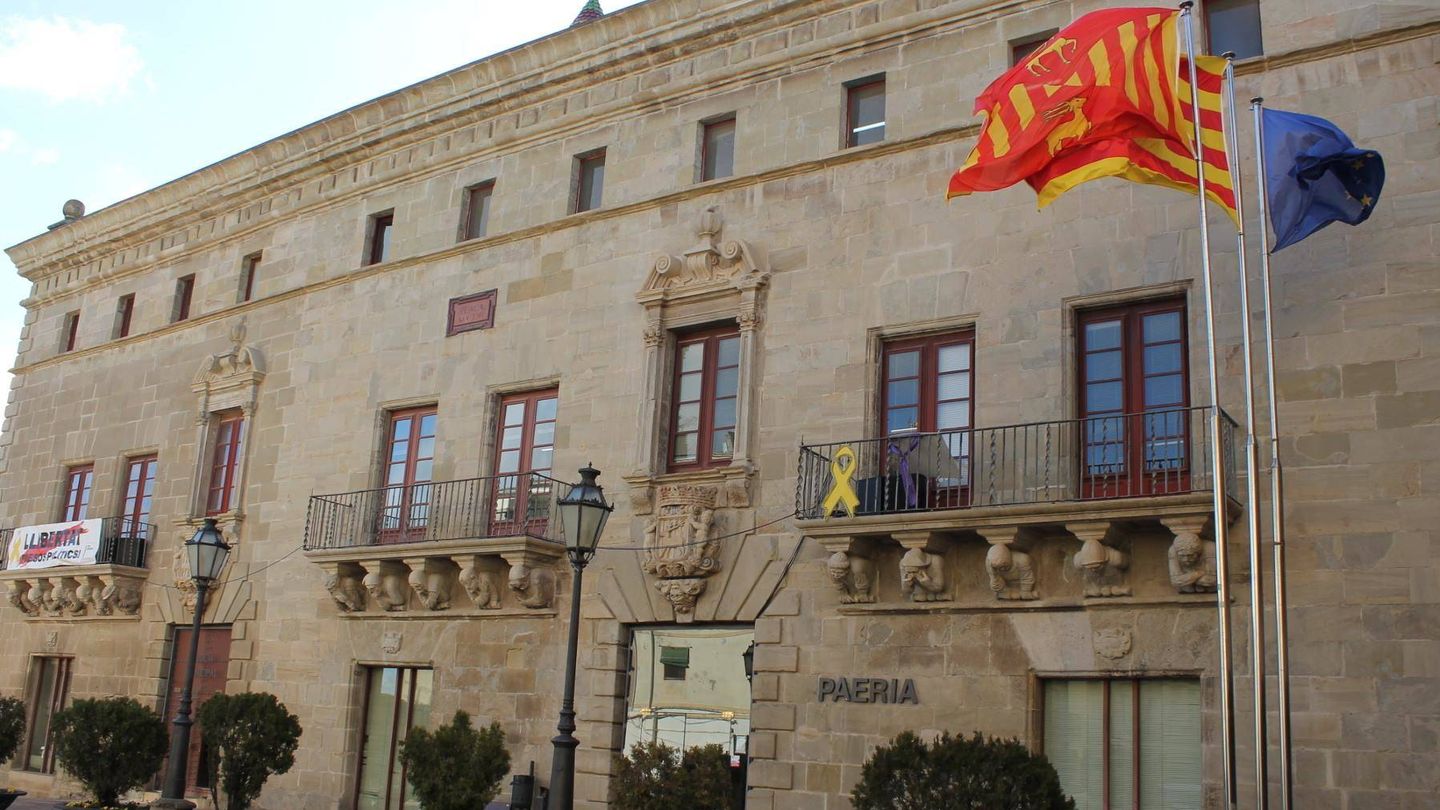 Fachada del Ayuntamiento de Cervera, con la pancarta de apoyo a los políticos presos en el balcón de la izquierda. (Foto: Facebook.com/paeriacervera)