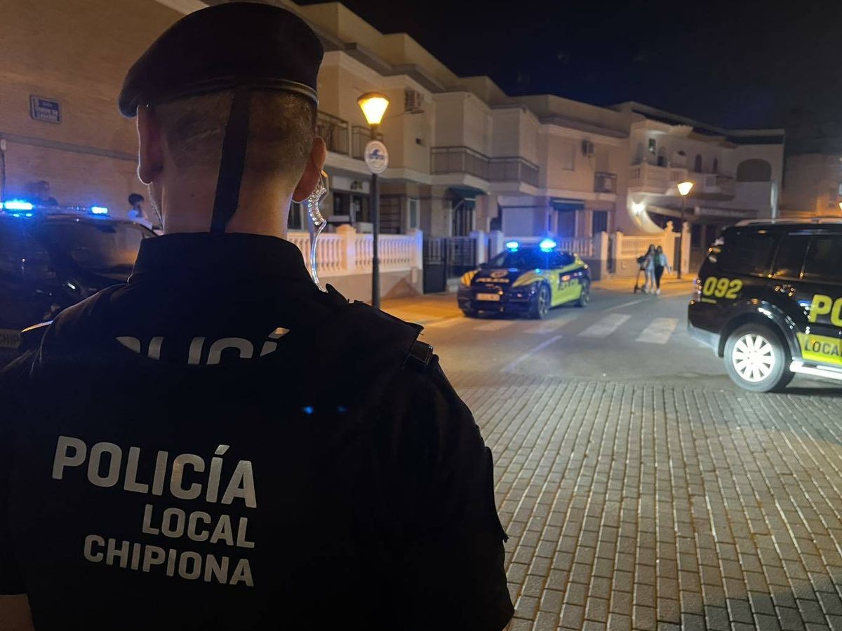 Foto: Un hombre se enfrenta a esta multa tras pedirle a la Policía de Cádiz que le sujetase una bolsa con cocaína (Facebook)