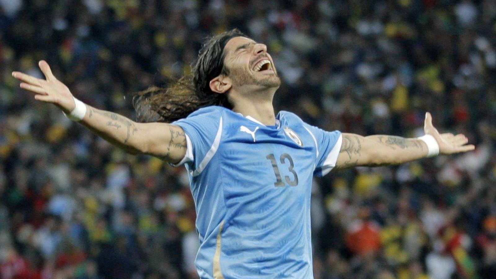 Foto: El 'Loco' Abreu celebra uno de los goles más importantes de su carrera, en las 'semis' del Mundial de 2010 (Efe).