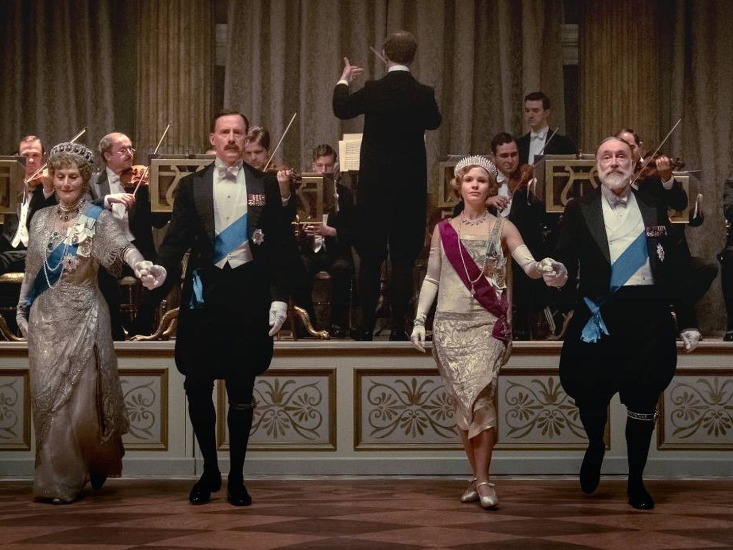 Los reyes de Inglaterra, fielmente representados en la película 'Downton Abbey'. (Cortesía)