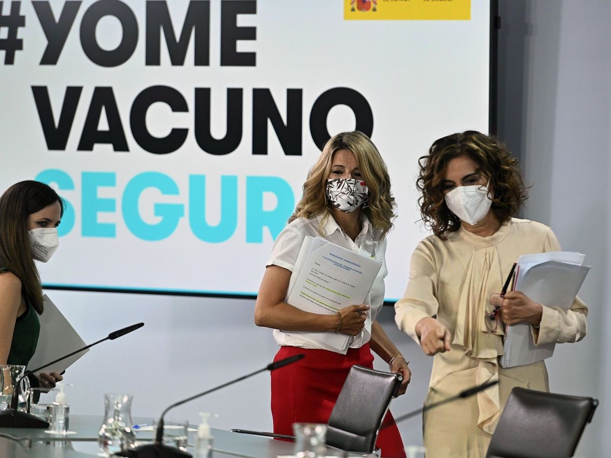 Foto: María Jesús Montero con Yolanda Díaz y Ione Belarra. (EFE/Fernando Villar)