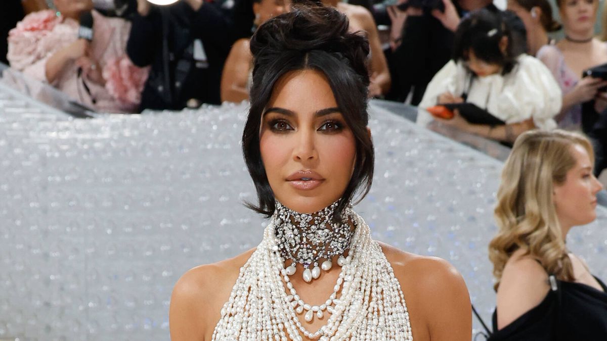 El flequillo curvo de Kim Kardashian, el trucazo 'salvaveranos' para el pelo largo
