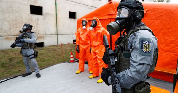 Foto: Efectivos de la Policía Federal alemana durante el ensayo de un ataque terrorista químico en Berlín. (Reuters) 