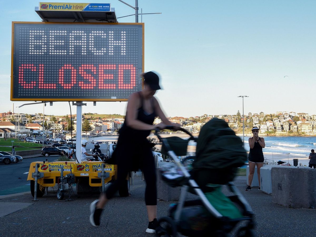 Foto: Vista un cartel que reza "playa cerrada" en la playa de Bondi en Sydney, Australia. (EFE)