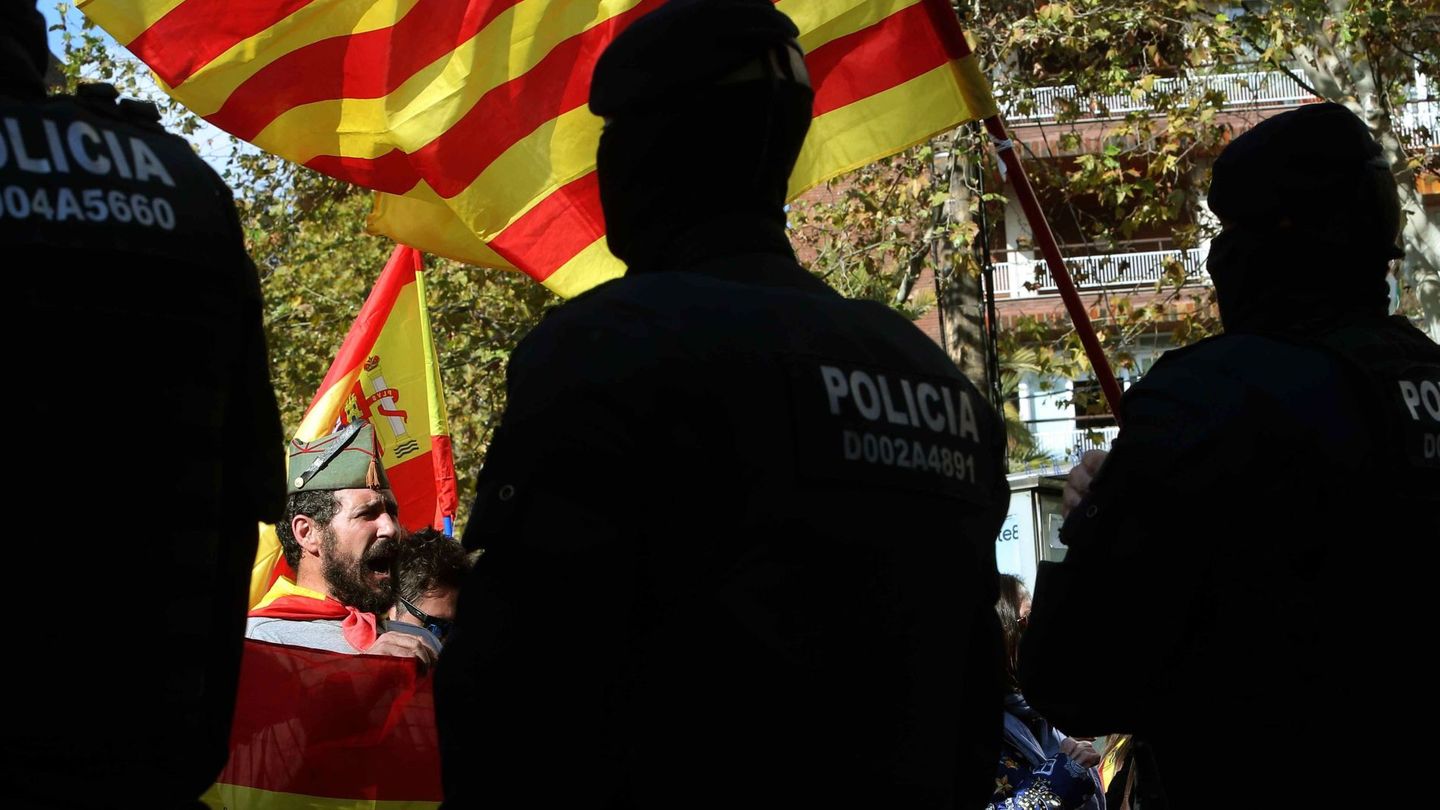 Los Mossos d'Esquadra controlan una manifestación bajo el lema 'La Cataluña leal a España'. (EFE)