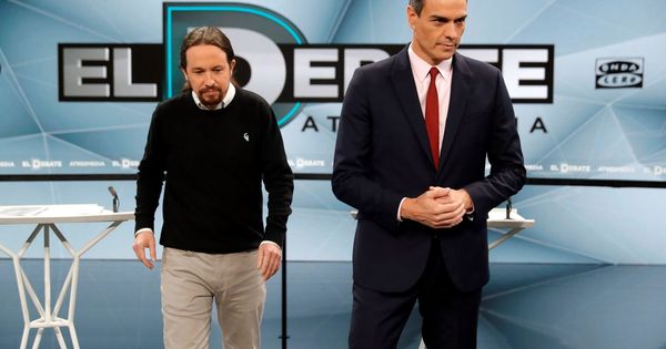 Foto: Pablo Iglesias y Pedro Sánchez antes del inicio del segundo debate electoral a cuatro de la pasada campaña. (EFE)