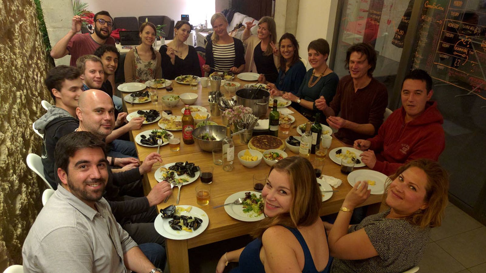 Foto: La hora de la cena pone sobre la mesa grandes ideas en un espacio de 'coliving'. (Sun and Co.)