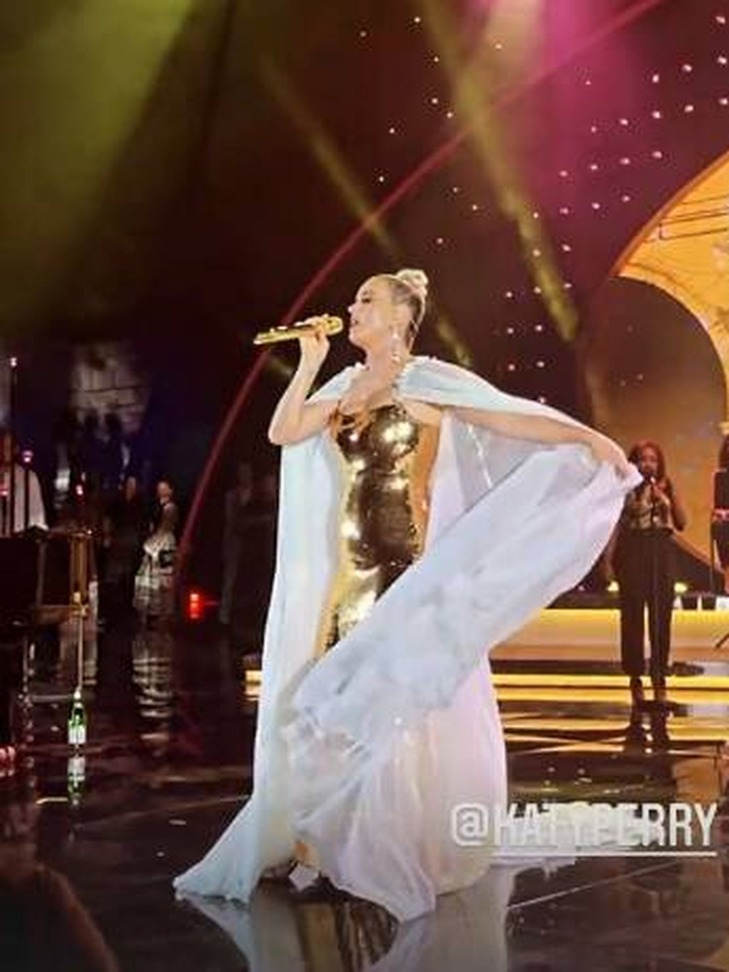 Katy Perry durante su actuación en la gala benéfica. (IG)