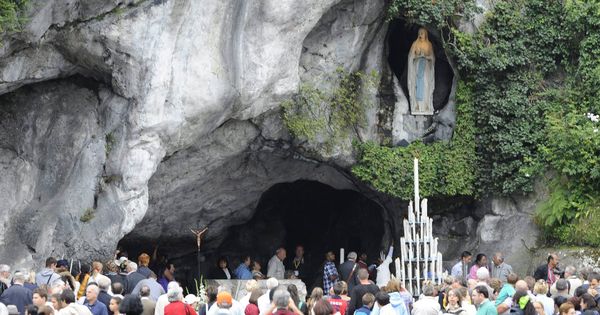 Foto: Peregrinos visitan la gruta donde supuestamente apareció la Virgen en Lourdes, Francia. (EFE)