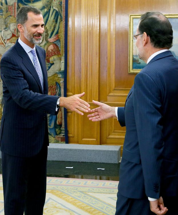 Foto: El rey Felipe VI saluda al presidente del Gobierno, Mariano Rajoy. (Efe)