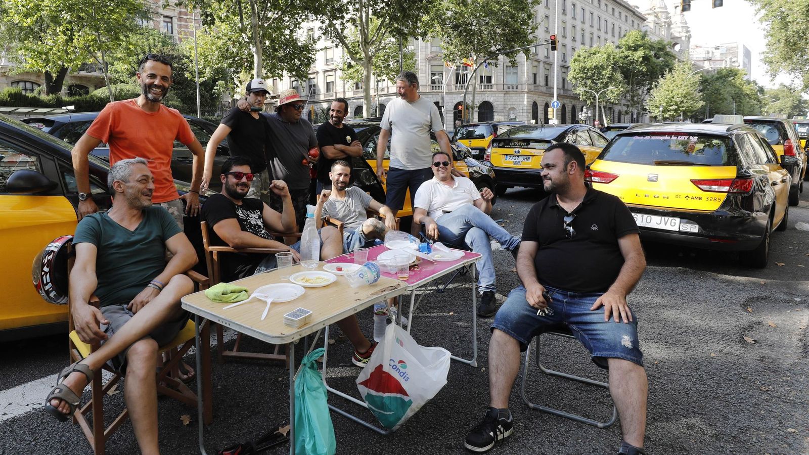 Foto: Huelga indefinida de taxistas en Barcelona. (EFE)