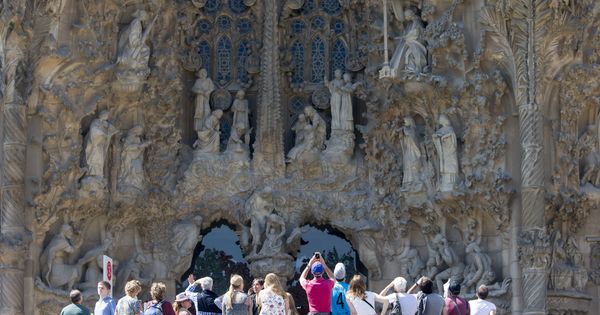 Foto:  Un grupo de turistas visita el templo de la Sagrada Familia en Barcelona. (EFE)