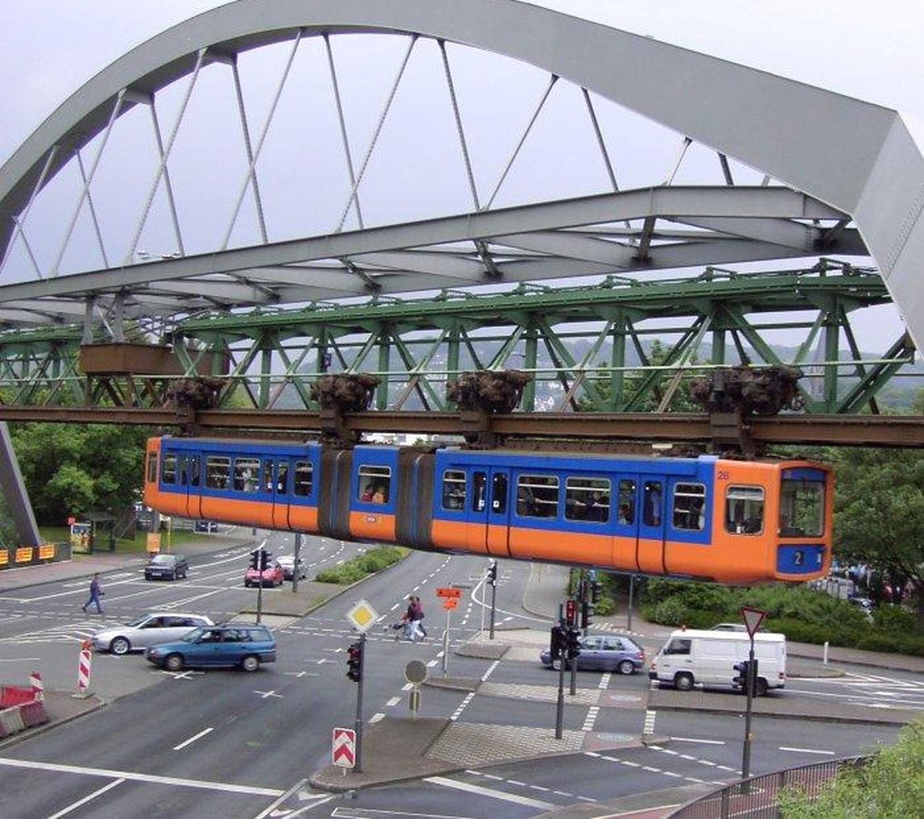 El ‘Wuppertaler Schwebebahn’ de Berlín, lo más parecido a aquella idea de rieles portacoches. (Wikipedia)