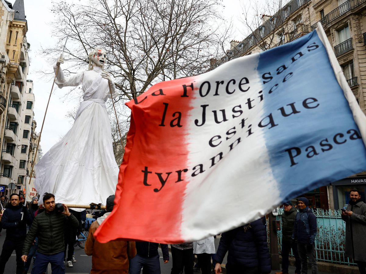 Foto: Manifestación en París contra la reforma laboral de Macron. (Reuters/Sarah Meyssonnier)