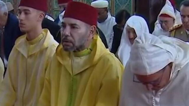 Mohamed VI, en la mezquita Hassan II de Tetuán. (Imágen de la televisión pública de Marruecos)