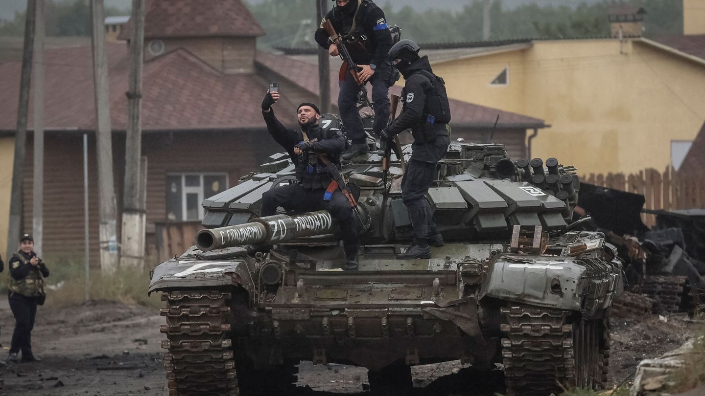 Policía ucraniana haciéndose un 'selfie' en un tanque ruso abandonado en Izium después de su reconquista. (Reuters/Gleb Garanich)