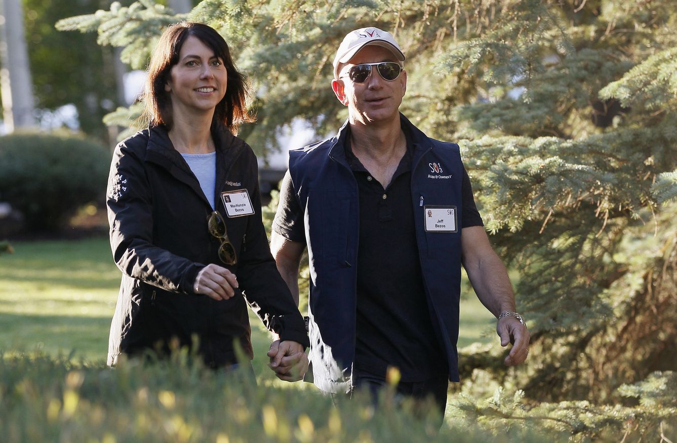 Jeff Bezos y su esposa (Reuters)
