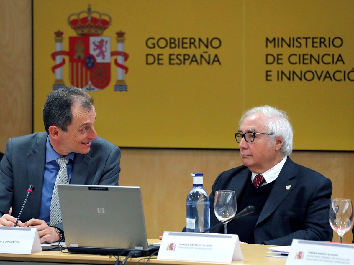 Foto: El ministro de Ciencia e Innovación, Pedro Duque (i), junto al ministro de Universidades, Manuel Castells. (EFE)