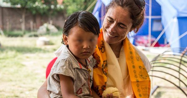 Foto: Edurne Pasaban, comprometida con el futuro de Nepal, posa con un niño en Kailash Home, en 2015 (@Edurne_Pasaban)