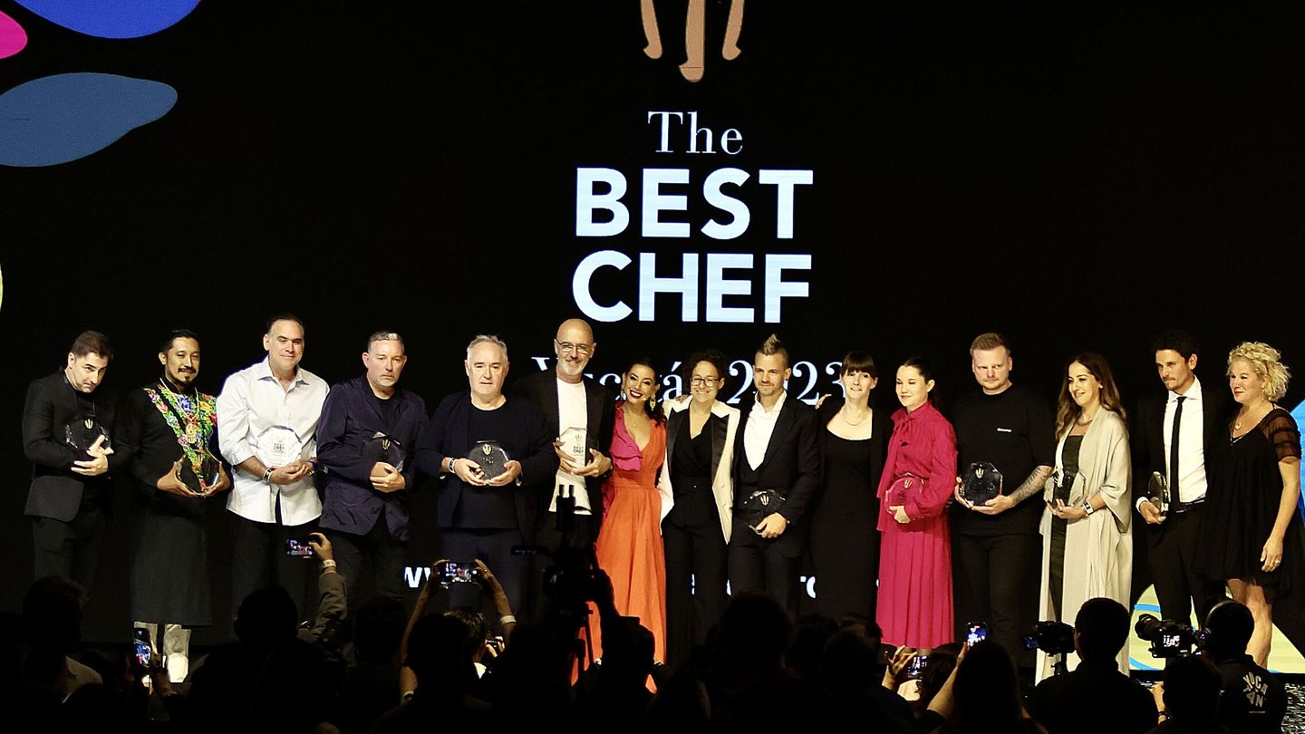 Cocineros galardonados durante la gala The Best Chef 2023 con Dabiz Muñoz en el centro de todo. (EFE/Lorenzo Hernández)