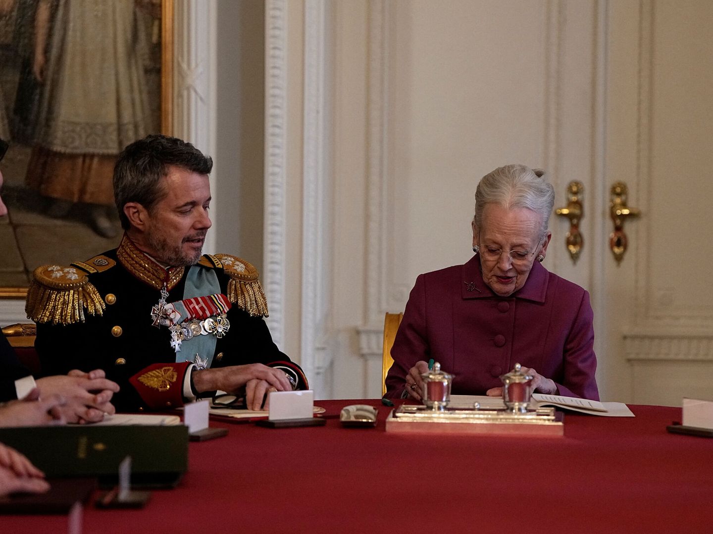 La reina firma su abdicación. (Reuters)
