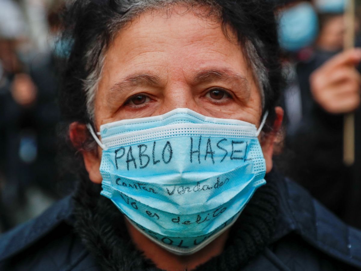 Foto: Un seguidor del rapero Pablo Hasél, en una manifestación contra su entrada en prisión. (Reuters)