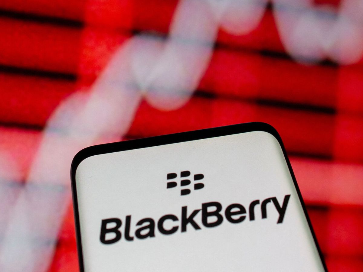 Foto: File photo: the blackberry logo is seen on a smarphone in front of a displayed stock graph in this illustration