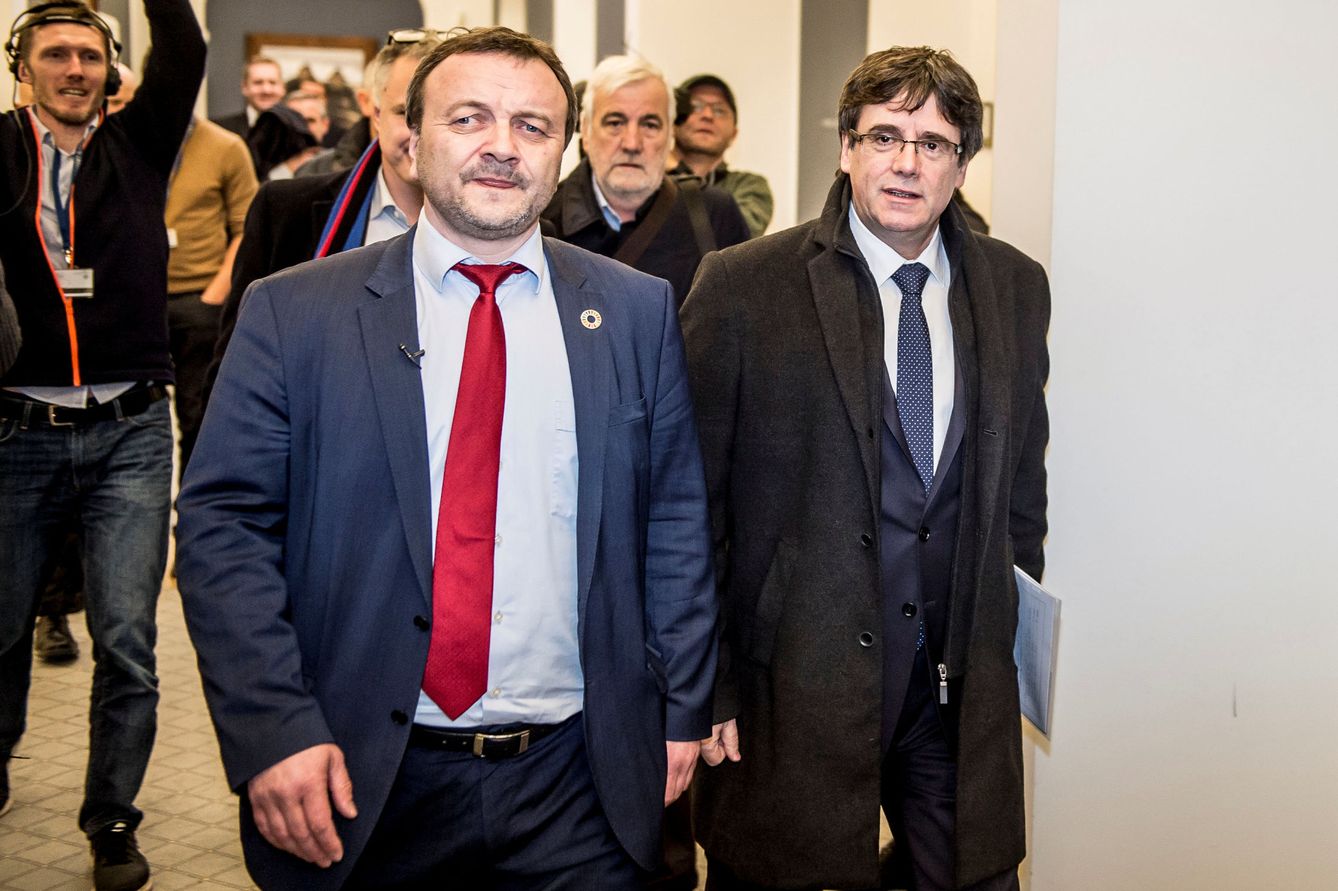 El parlamentario feroés Magni Arge con Carles Puigdemont en Copenhague, el 23 de enero de 2018. (Reuters)