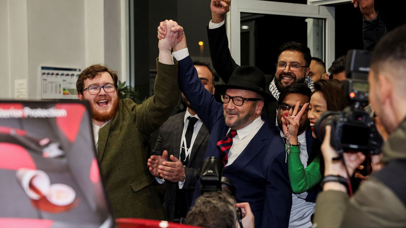 Foto: George Galloway, líder del Partido de los Trabajadores de Gran Bretaña, gesticula mientras celebra su victoria en las elecciones parlamentarias parciales de Rochdale. (Reuters/Phil Noble)