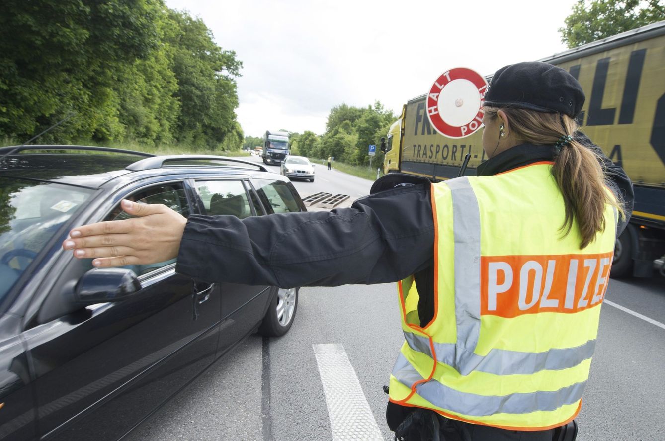 Una policía da el alto a un vehículo en un puesto de control montado en la autopista B12 cerca de la frontera con Austria en Kirchdorf am Inn, en Baviera. (EFE)