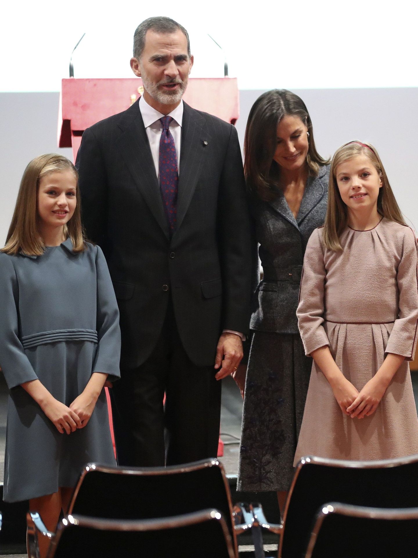 Los reyes Felipe y Letizia y sus hijas posan tras la primera intervención de la princesa Leonor en un acto oficial. (EFE) 