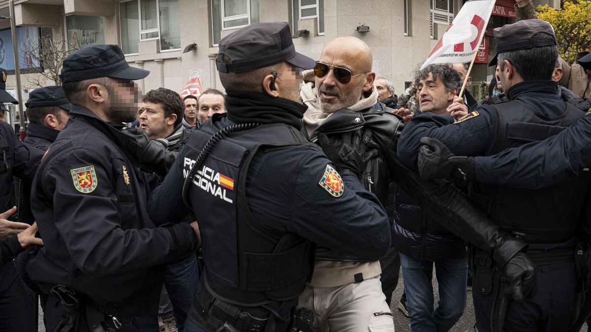 Nuevas protestas en Vigo en el acto del día de la Constitución y Abel Caballero sale escoltado