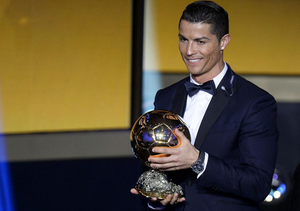Foto: Cristiano Ronaldo posa con su tercer Balón de Oro (Efe).