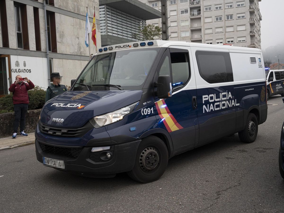 Foto: Vista de una furgoneta de la Policía Nacional. (Europa Press/Adrián Irago)