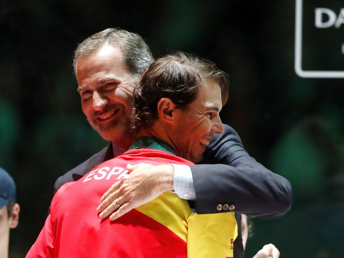 Foto: Felipe VI, felicitando a Rafa Nadal en la entrega de trofeos de la Copa Davis. (EFE)