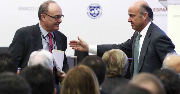 Foto: El gobernador del Banco de España, Luis Linde (i), junto al vicepresidente del BCE, Luis de Guindos, en la inauguración de la conferencia conjunta. (EFE)