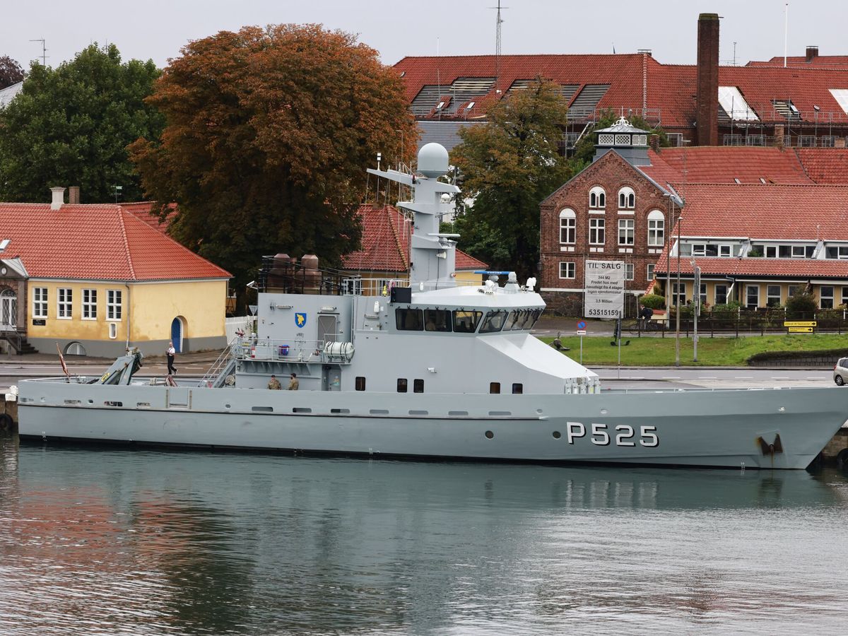 Foto: Nave militar en la isla de Bornholm, en Dinamarca. (EFE/Hannibal Hanschke)