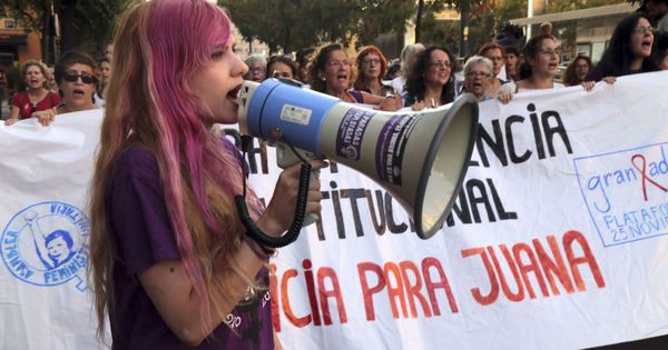 Foto: Numerosos manifestantes convocados por varias plataformas feministas de Granada y de toda España recorren las calles de Granada en apoyo a Juana Rivas. (EFE)