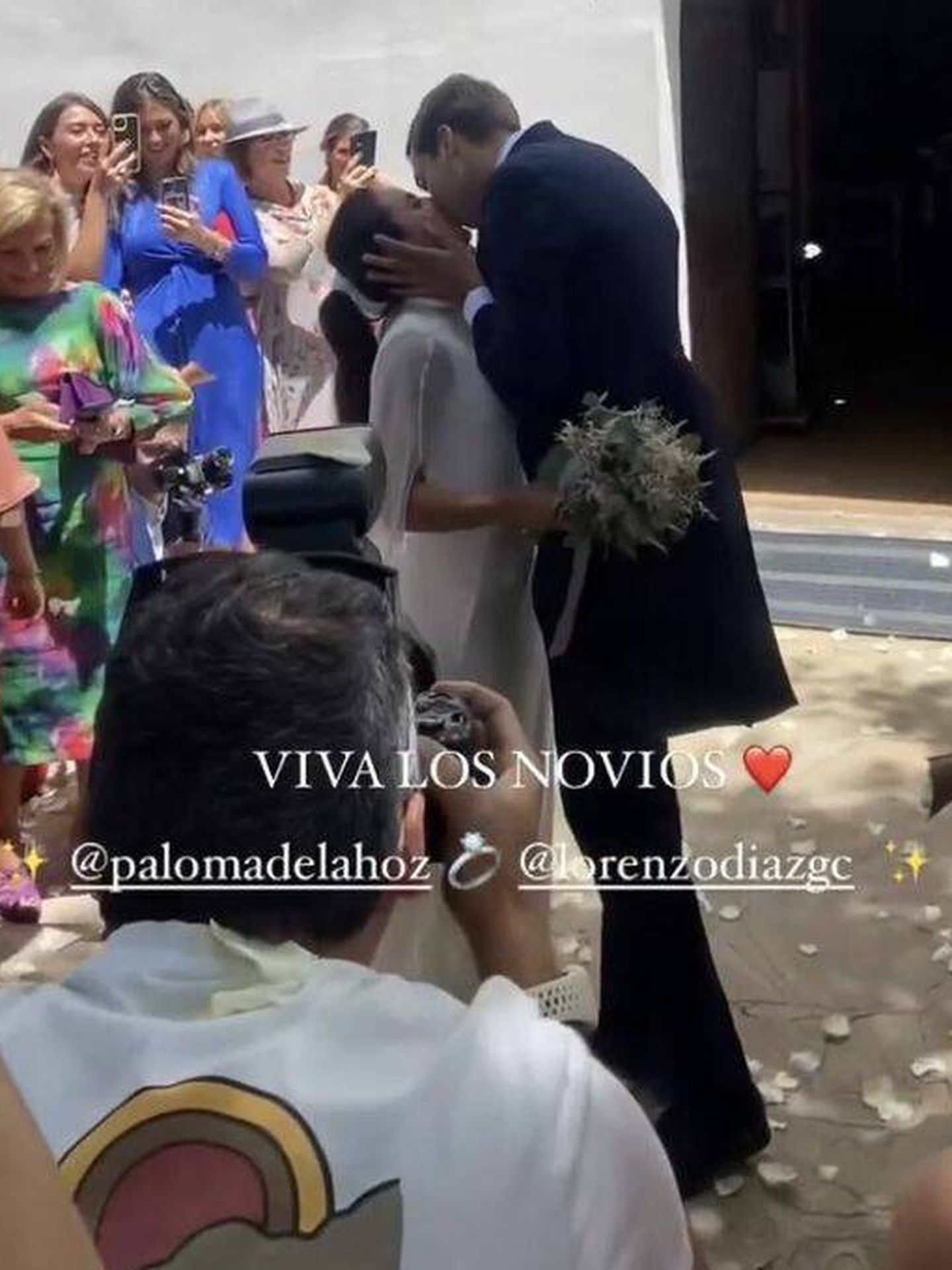 Lorenzo Díaz y Paloma de la Hoz, tras la celebración de su boda. (Vía stories @palomareguillo)