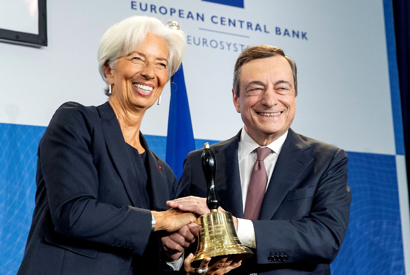 Christine Lagarde y Mario Draghi en la sede del BCE en Fráncfort. (Reuters)
